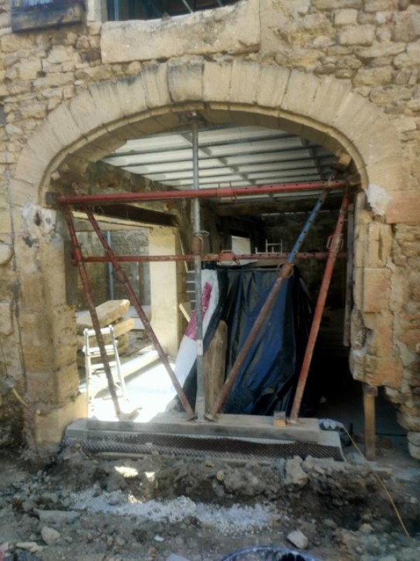 Reprise de façade sur Fournès dans le Gard avec changement de pierre
