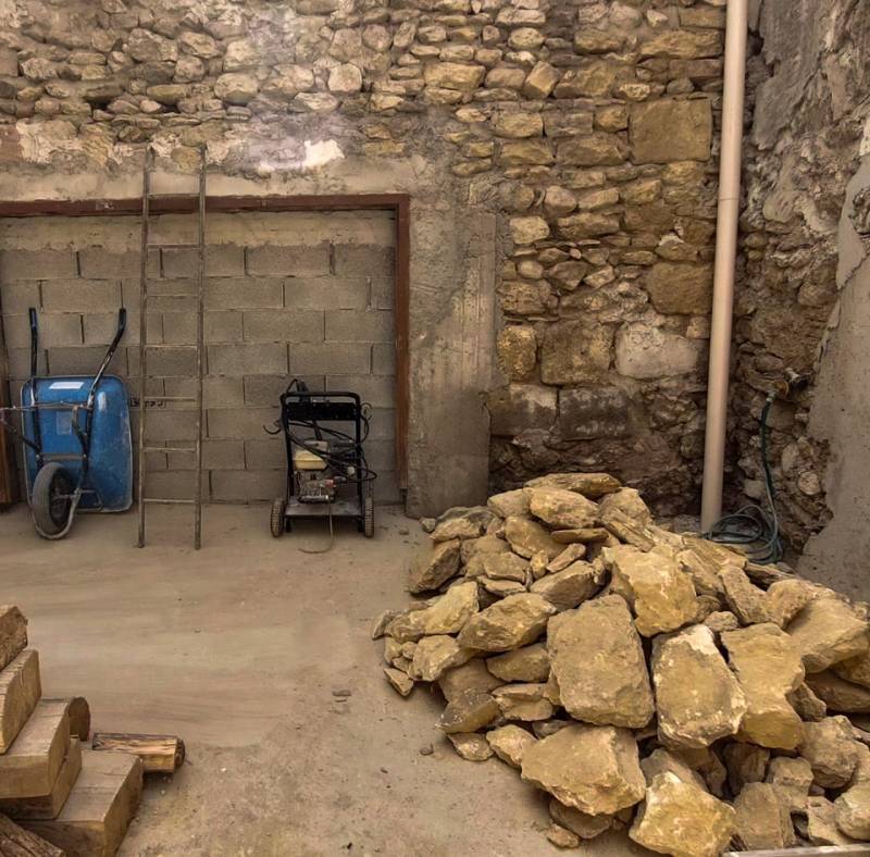 Pose de pierres à bâtir dans une grange dans le Gard