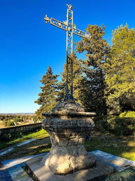 Croix en pierre du château d'Aramon avant la restauration 