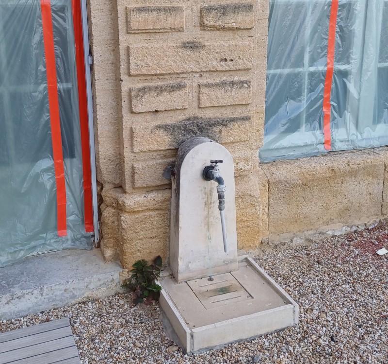 Remplacement de pierre d'encadrement au Château d'Aramon dans le Gard