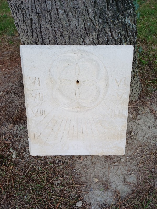 Nettoyage d'un cadran solaire en pierre à Aramon dans le Gard