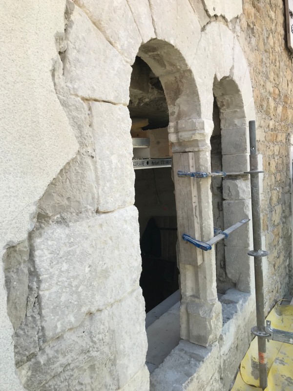 dégagement de l’ouverture murée, reprise des parties abîmées et finitions à la chaux dans le respect du bâti ancien.