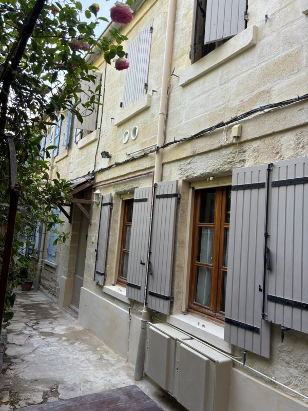 Reprise complète de façade en pierre à Avignon : nettoyage, réagréage, enduits à la chaux et eau-forte