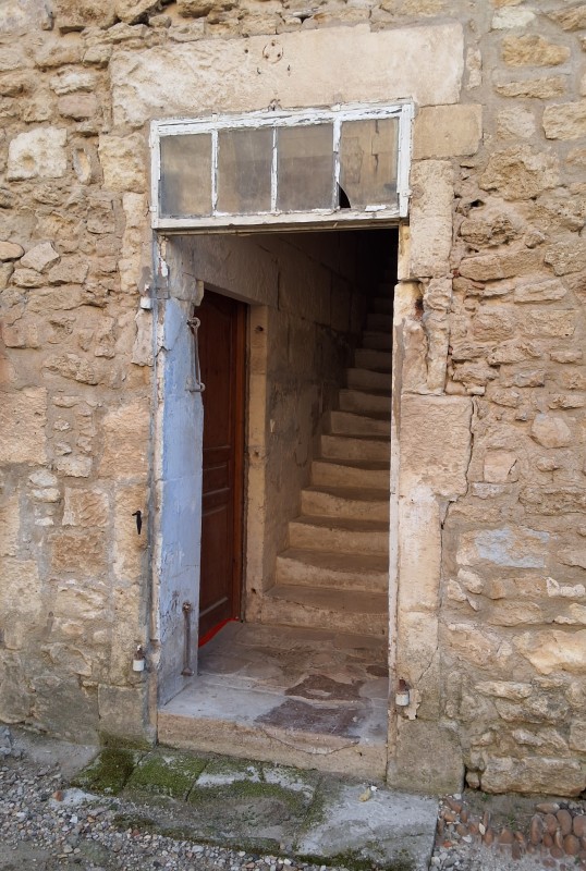 Changement d'un encadrement de porte en pierre au château du Goubelet à Tarascon (30)