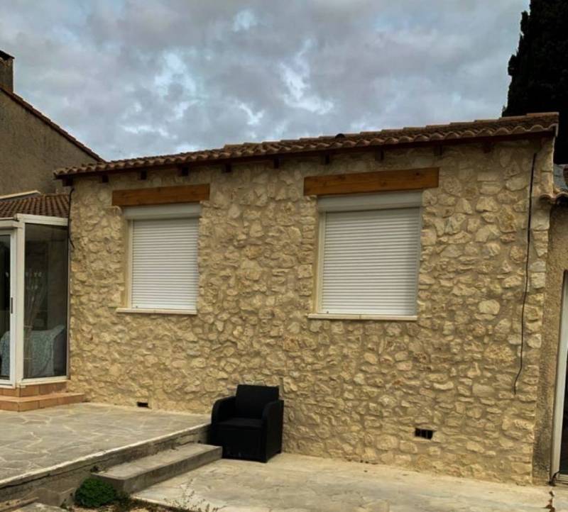 Reprise d'un mur en pierre à Joncquieres Saint Vincent dans le Gard 