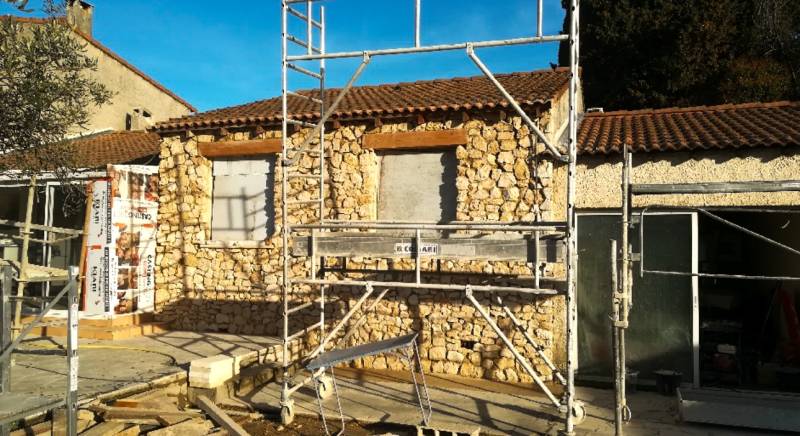 Création d'une façade en pierre froide pour une villa traditionnelle à Jonquières Saint Vincent 