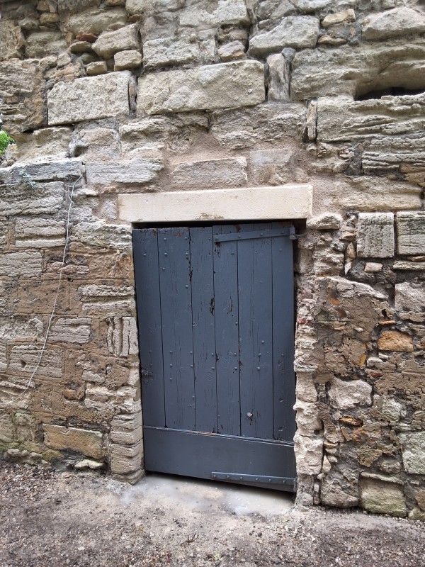 Changement d'un linteau en pierre au château d'Aramon dans le Gard 