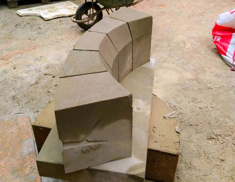 Fabrication d'une voûte en arrière voussure en pierre molasse située à l'Isle-Sur-La-Sorgue dans le Vaucluse