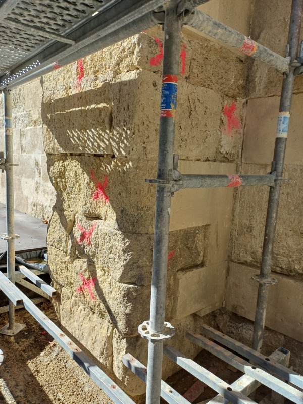 Diagnostic avant intervention : les blocs à remplacer sont repérés à la peinture rouge — une méthode rigoureuse pour ne toucher qu'au strict nécessaire.