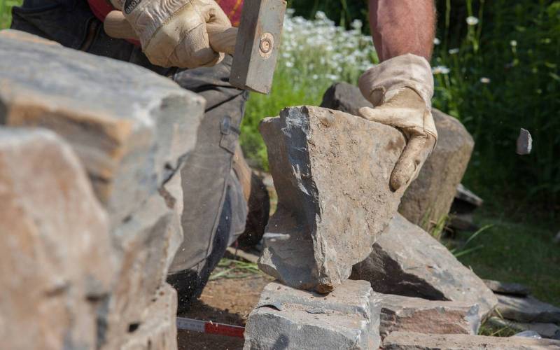 Artisan tailleur de pierre vers Maussane-les-Alpilles : travaux de taille sur mesure, restauration et reprise de pierre naturelle dans le 13