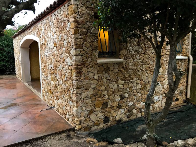Création d’un mur en pierre sèche pour un pool house vers Nîmes dans le Gard 