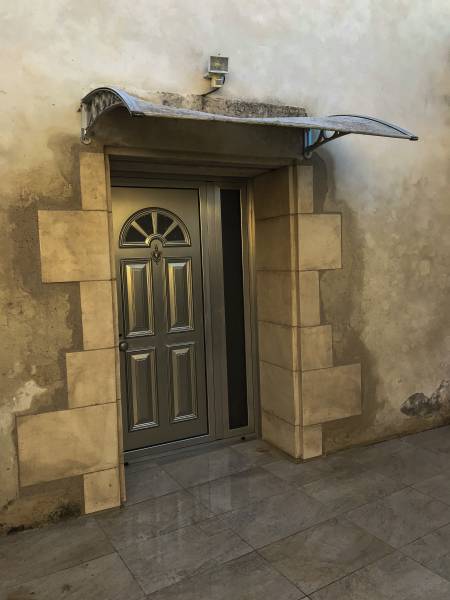 Aprés la rénovation d'un encadrement en pierre dans le Gard