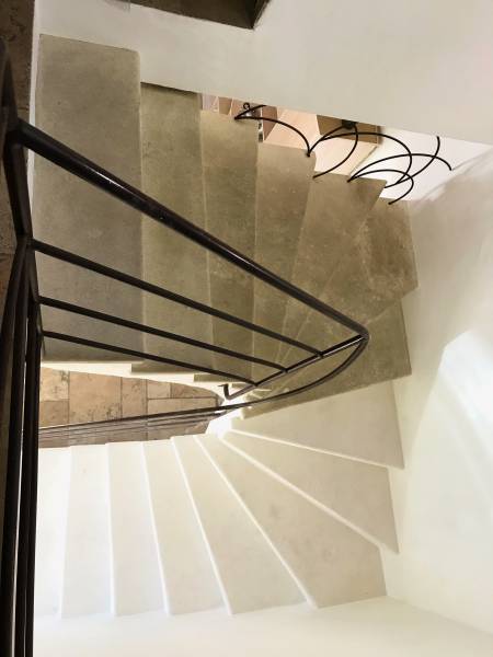 Pendant la restauration de l'escalier en pierre à châteaurenard  