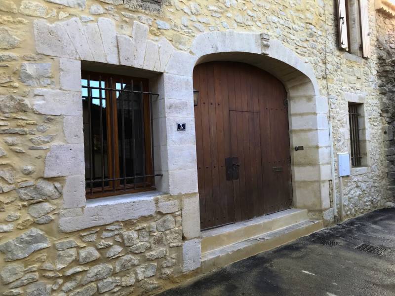 Remise en état d’un encadrement de porte d’entrée en pierre à Saze dans le Gard