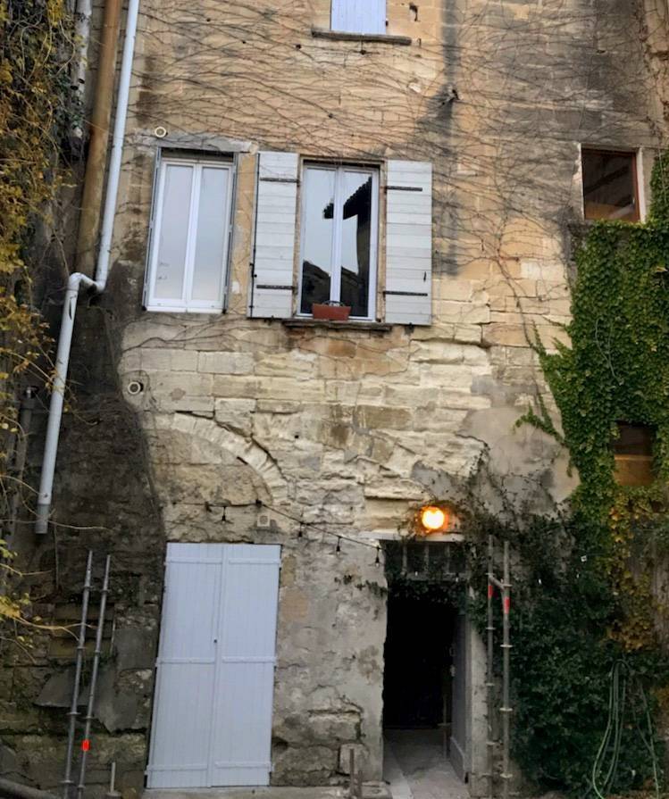 nettoyage et réparation d’une façade dans une cour intérieure à Avignon dans le Vaucluse 