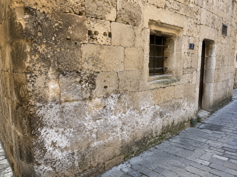 altérations de la surface de la pierre sur un batiment dans le Gard