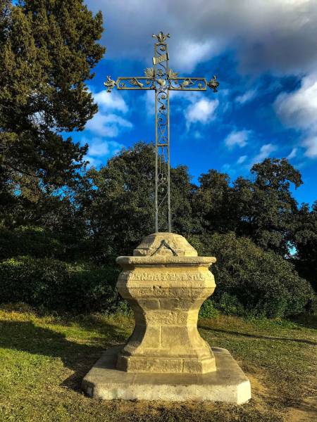 Restauration minutieuse d'une croix en pierre au château d' Aramon dans le gard pour préserver le patrimoine historique et religieux local