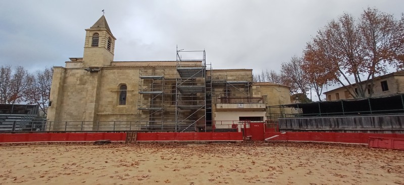 Le chantier vu de l'extérieur : derrière les tubulaires, un travail de précision sur une maçonnerie vieille de huit siècles.