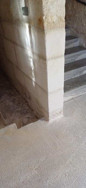 Changement d’une partie de mur porteur en pierre massive, victime de la maladie de la pierre.