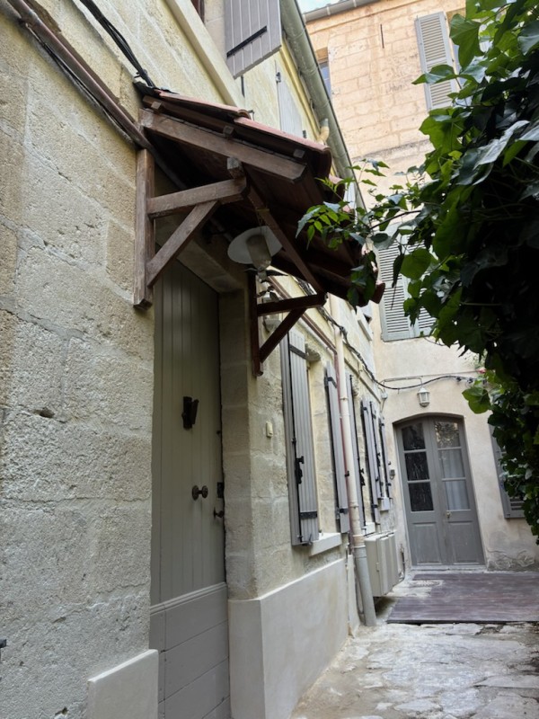 Reprise complète de façade en pierre à Avignon : nettoyage, réagréage, enduits à la chaux et eau-forte