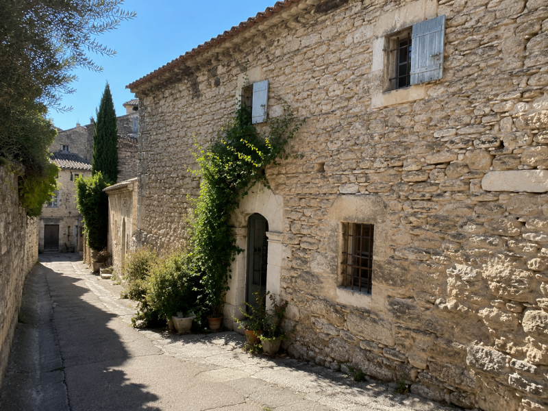 Ruelle et façades en pierre au cœur de Gordes : restaurer le bâti ancien exige des techniques traditionnelles respectueuses du patrimoine du Luberon.